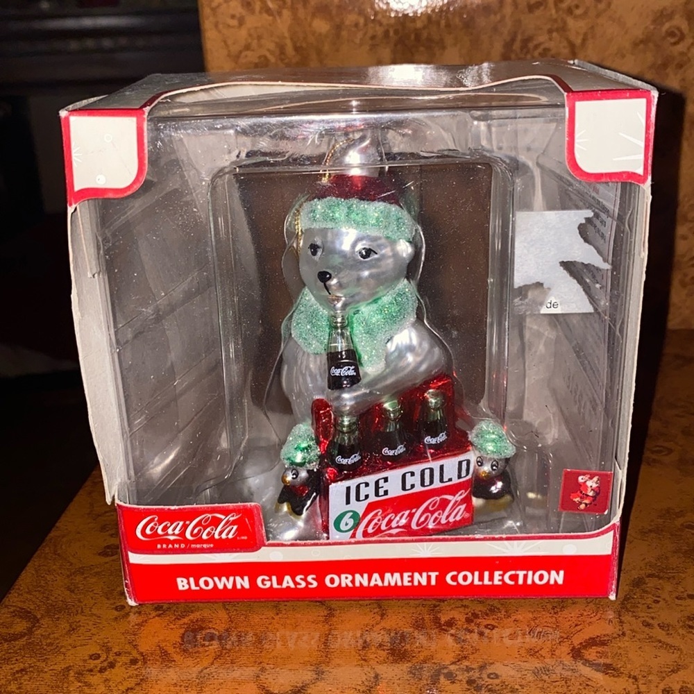 Coca Cola 2004 limited edition hinged box porcelain holiday ornament